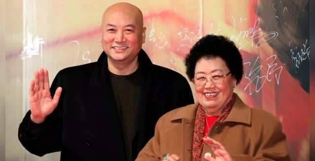 与陈丽华结婚后,迟重瑞慢慢的淡出了演艺圈,他开始与妻子一起经营着
