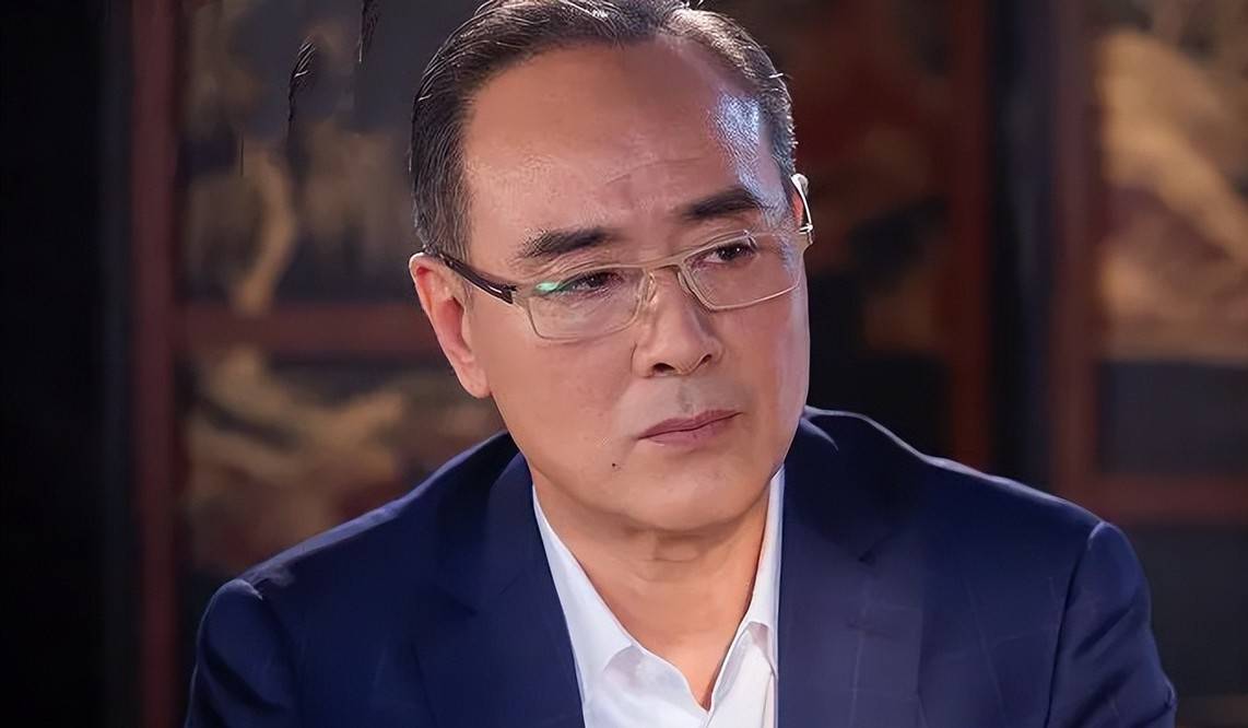 原创老戏骨王全有现身路边摊喝4元啤酒满桌狼藉教育后辈滔滔不绝