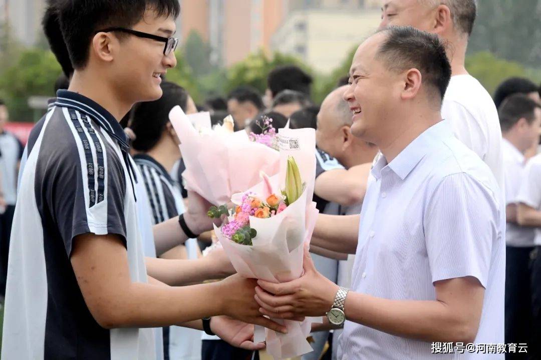 从容应考梦开花!驻马店高中举行2019级毕业典礼暨高考考前教育大会