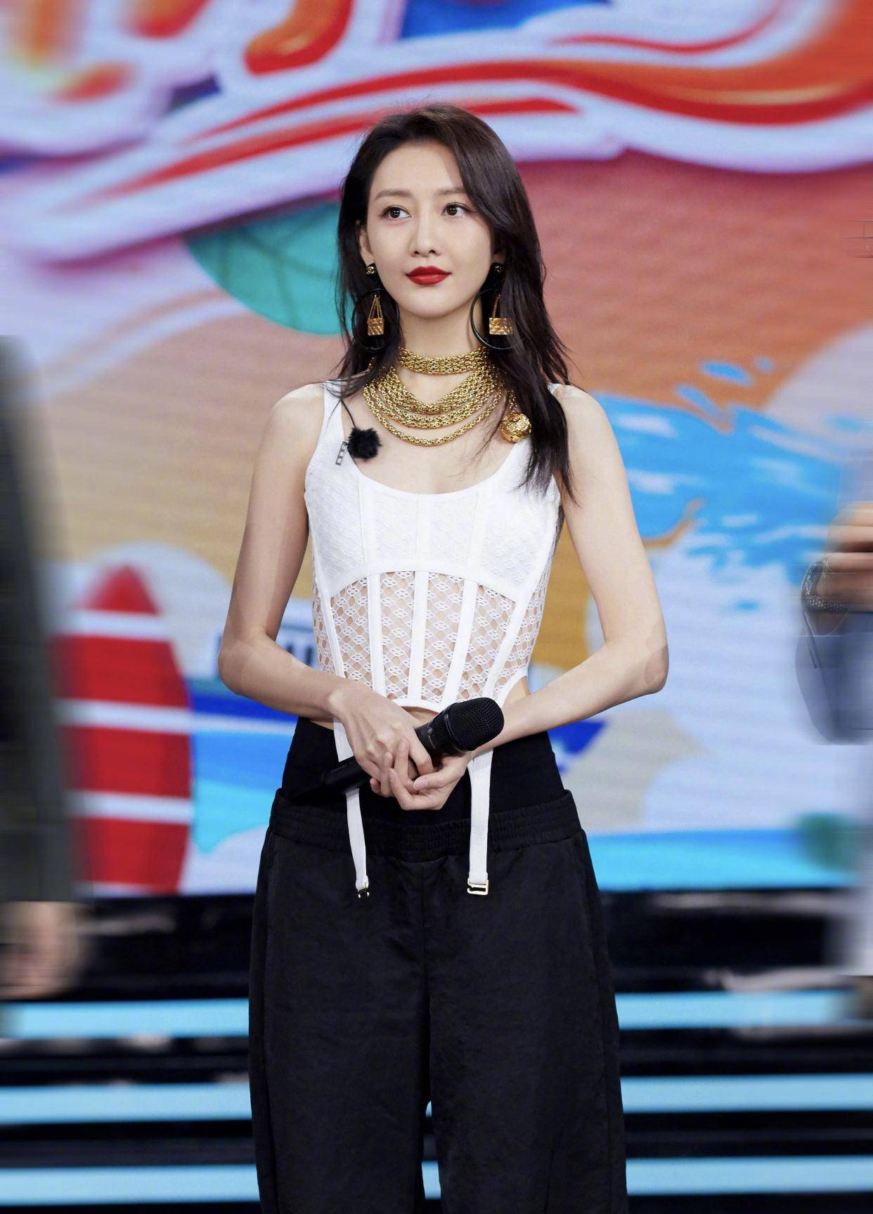 原创王鸥主持沸腾之夜穿红色花瓣裙时尚十足火辣身材赚足了眼球