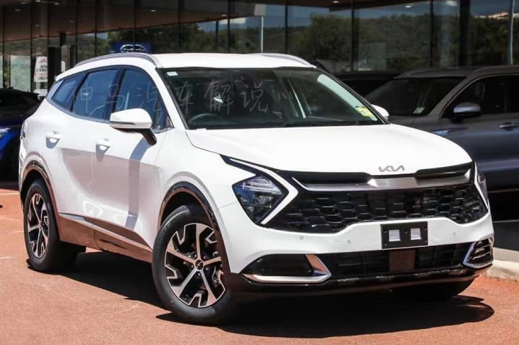 首批2023款起亚狮跑实拍造型炫酷16t犀利线条真帅气