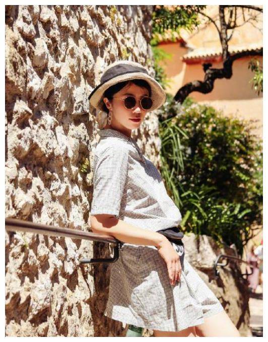 原创42岁孙莉素颜现机场卫衣叠穿风衣太减龄踩帆布鞋似20岁大学生