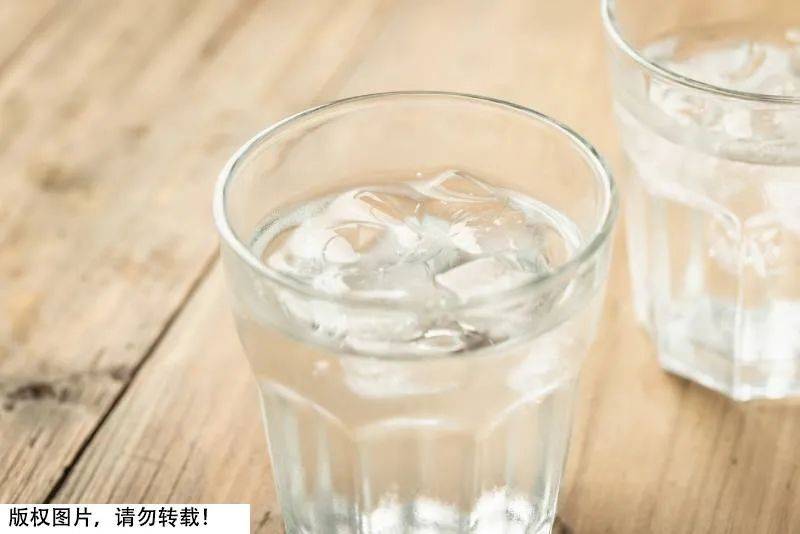 常喝冰水会伤胃？喝热的就没事了？这几件事不注意，肠胃病照样找上门…