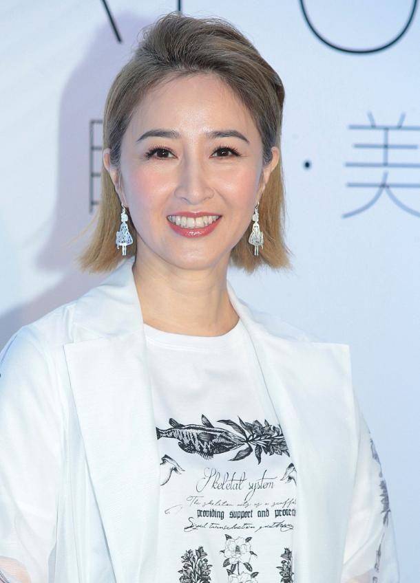关咏荷不愧是港星中的经典美女,年近60气质仍一如既往_女神_保养_发型