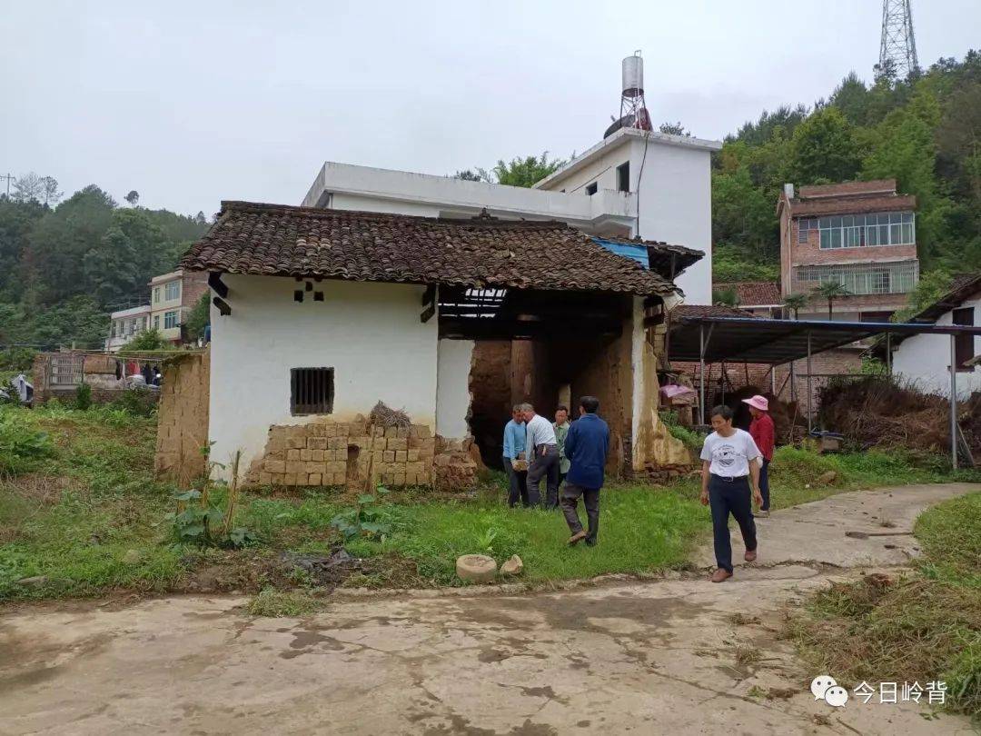 江西赣州于都县岭背镇拆除危旧废弃土坯房建设美丽宜居新农村