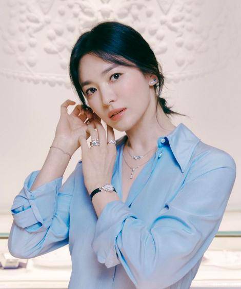 形成了鲜明的视觉对比,更显整个画面素净的宋慧乔,低盘着的盘发搭配