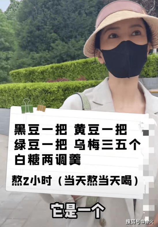 高圆圆路边拍美照!穿紧身裙包裹完美曲线