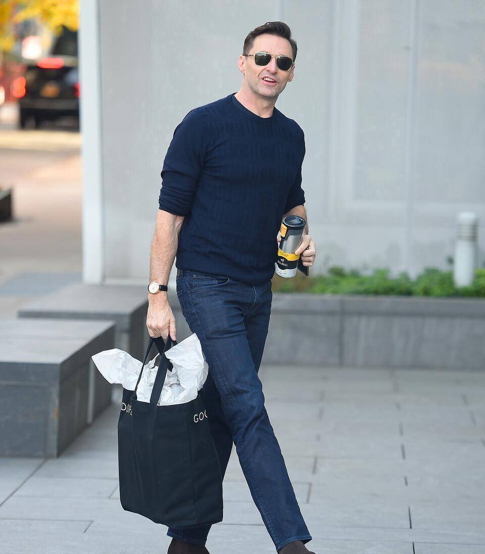 休杰克曼已经50多岁了,身材依旧那么有型,圆领卫衣也遮不住肌肉