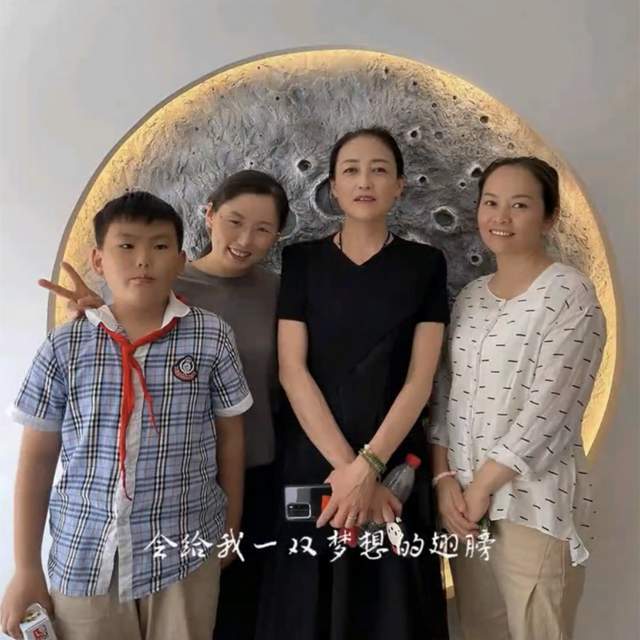 靳东回老家与家人聚会!甜蜜揽外甥女合照