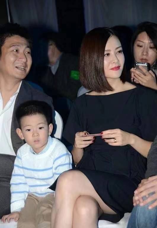 刘玫一家三口罕见合体,大红唇配礼服超美艳,丈夫老实巴交_男女性_设计
