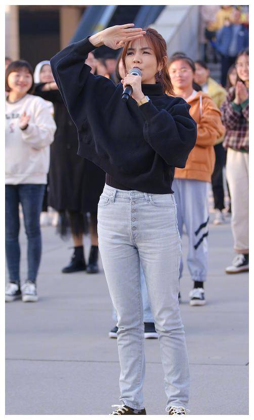 陈嘉桦穿着黑色紧身上衣和高领衬衫.