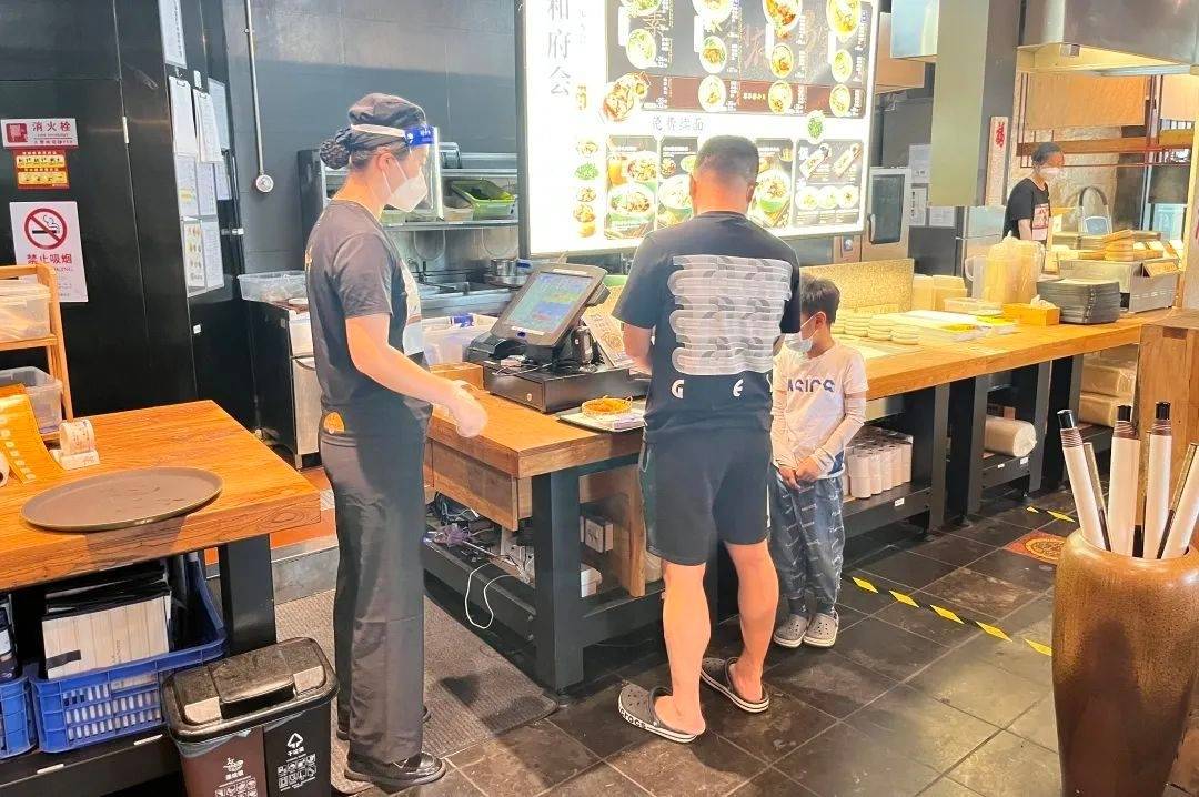 和府捞面金山百联店负责人 丁正良:现在每天进来的顾客都要扫场所码