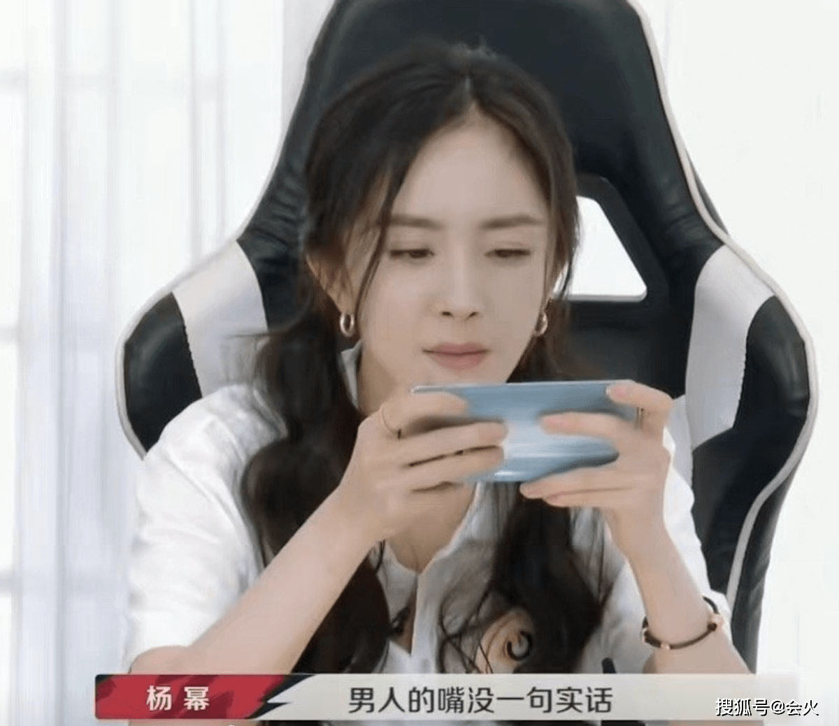 杨幂直播中与baby比美,紧身裙勒出纤细腰肢