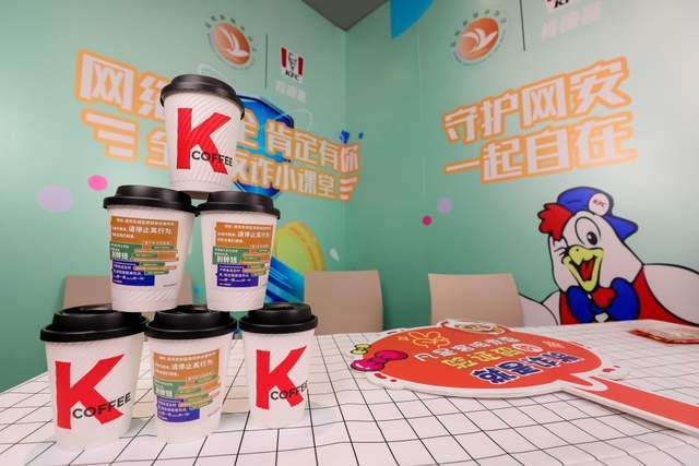 昆明网络安全协会秘书长杨建东表示:"网络安全关乎每个人的切身利益