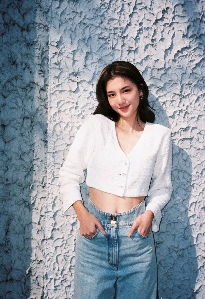 原创林峰前女友吴千语晒火辣泳衣照满屏都是大长腿身材同龄人拔尖