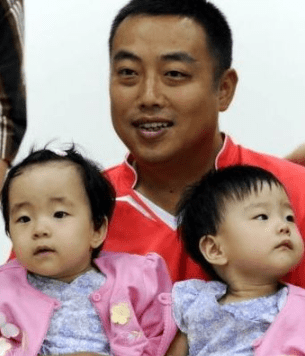 刘国梁晒10岁双胞胎女儿,8岁获世界冠军,不料妻子身价也好几亿_刘玉