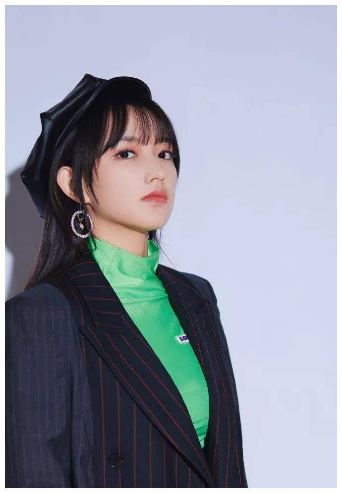 看她穿针织开衫就知道了,丰腴曲线挡不住_铁刘海_look_荧光