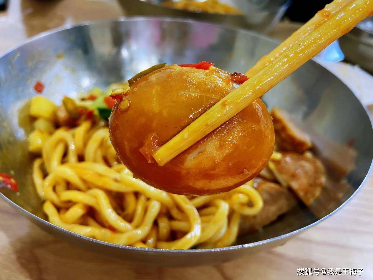 跟著視頻到四川一家網紅麵館 點碗面花19元 吃第一口就後悔 獅子頭 面的 感覺 熱點追蹤