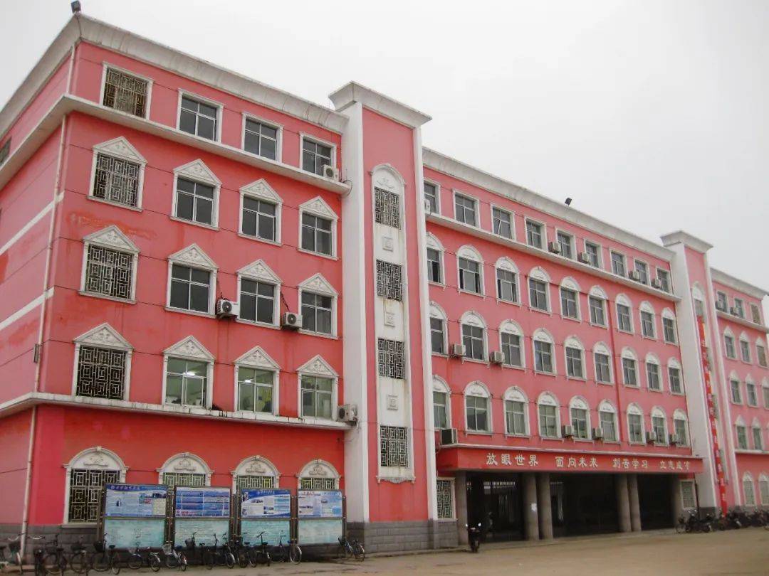 如今的平舆二高校园等到九月份开学,郭国华又垂头丧气地背着铺盖卷