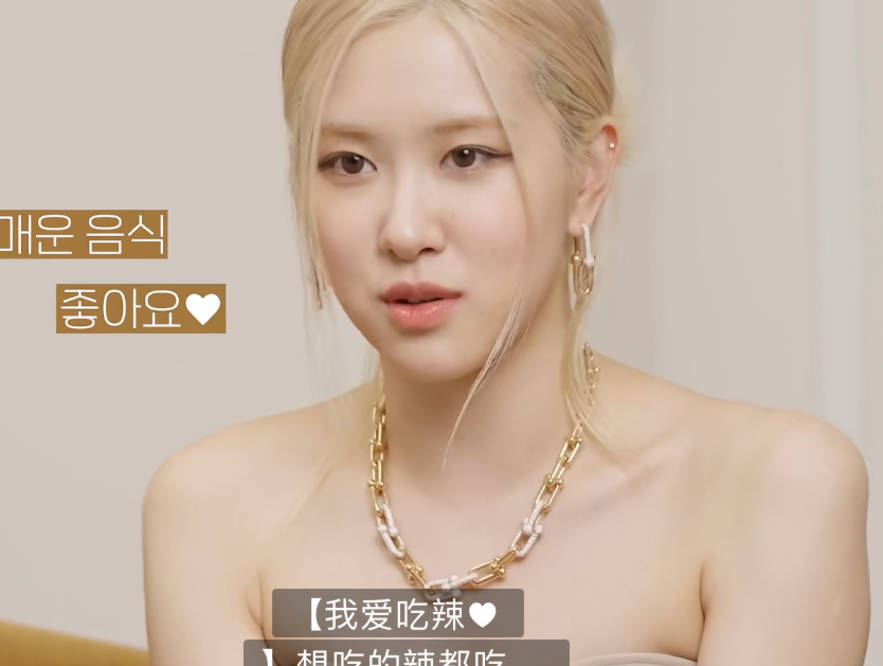 韩星朴彩英穿黑丝袜拍照一双长腿纤细笔直穿镂空连体衣显性感