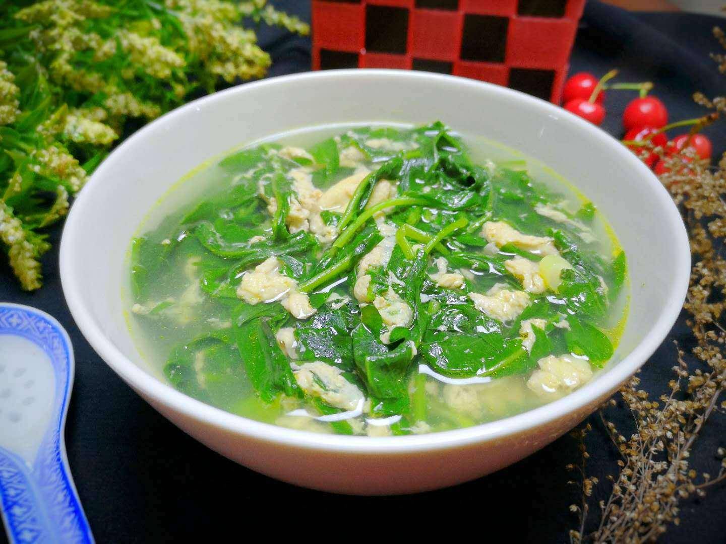 【空心菜叶鸡蛋汤】5,出锅前淋上一点香油,盛出再撒上切好葱叶点缀一