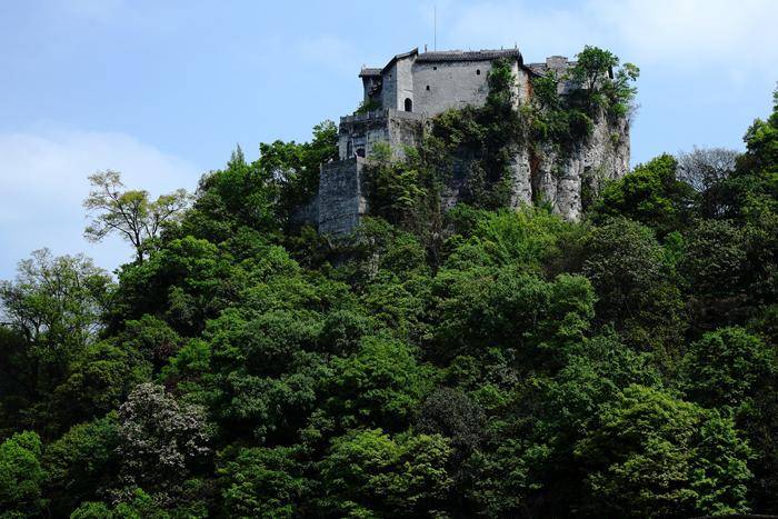 安顺一奇葩寺庙，建在悬崖峭壁上，外形犹如一座城堡历史更是悠久