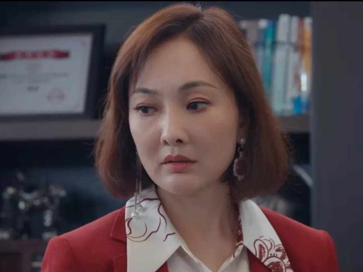 牛莉新剧合作靳东演姐弟 被吐槽整容脸