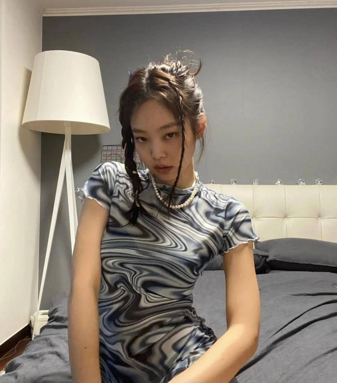 人间香奈儿jennie白衬衫搭配牛仔裤学她穿衣高贵又显气质