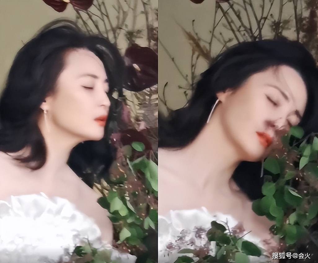 蒋勤勤穿吊带裙露香肩!凌乱卷发尽显女人味