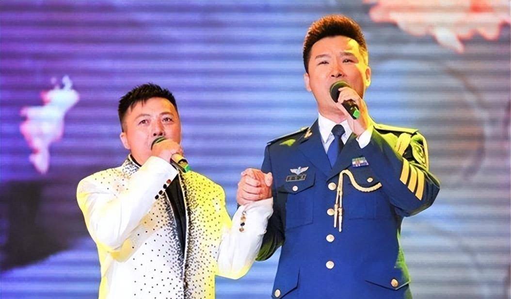 穿軍裝還得是真正的軍人,這12位男歌手的軍裝照,個個氣宇軒昂_鬱鈞劍