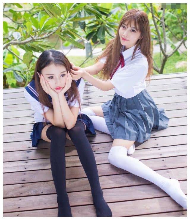 大学闺蜜同穿jk制服但她靠小学生袜赢了美到闺蜜都服
