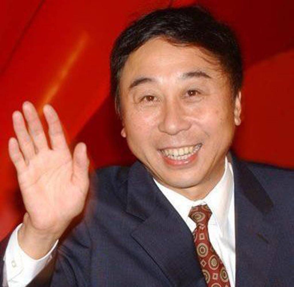 63岁冯巩近照曝光在太行山游玩精神好和游客合照态度亲和