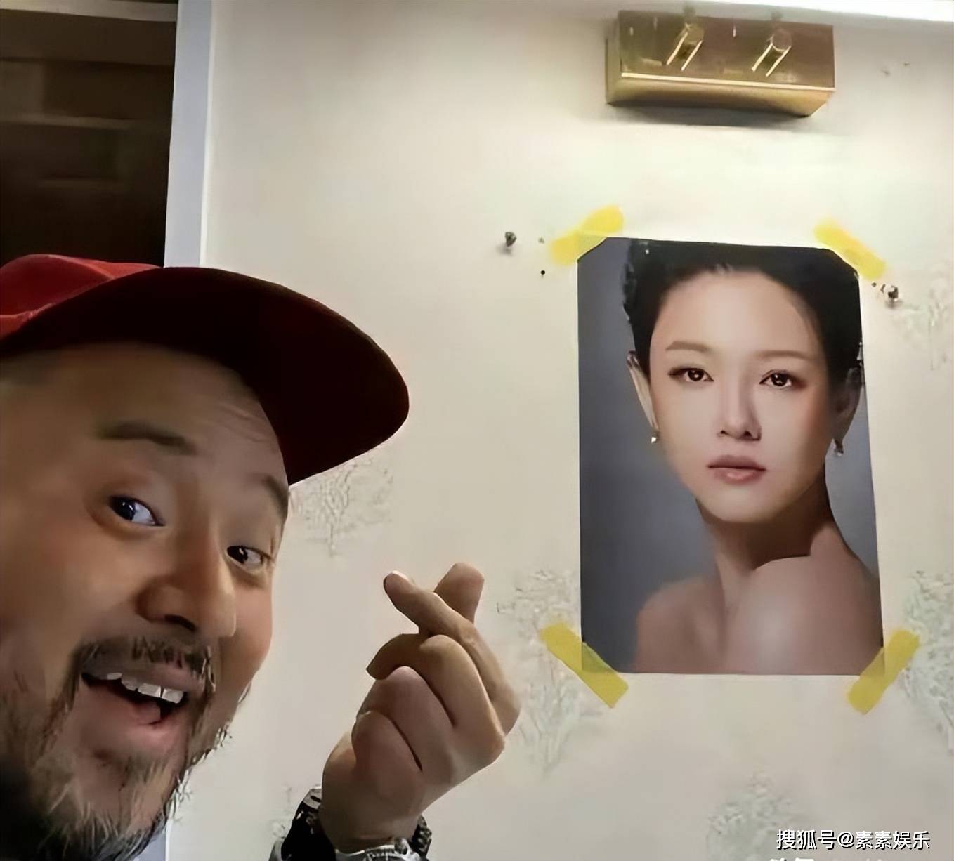 具俊晔在餐厅贴大S照片招揽生意,连厕所门上也贴着