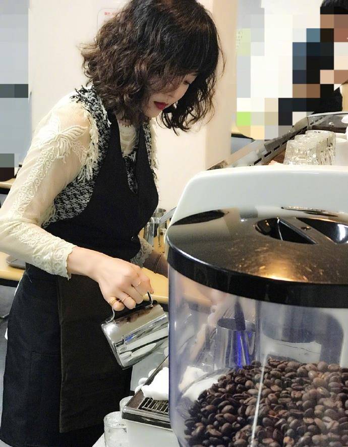 被传分手后,蔡琳晒一岁半儿子近照,小礼物扎冲天辫喝饮料超可爱_梓淇