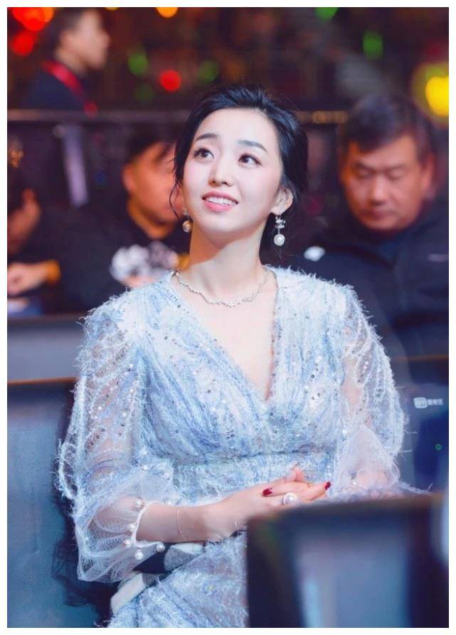 爱奇艺尖叫之夜女主持人真拼穿10cm恨天高全程不敢走动