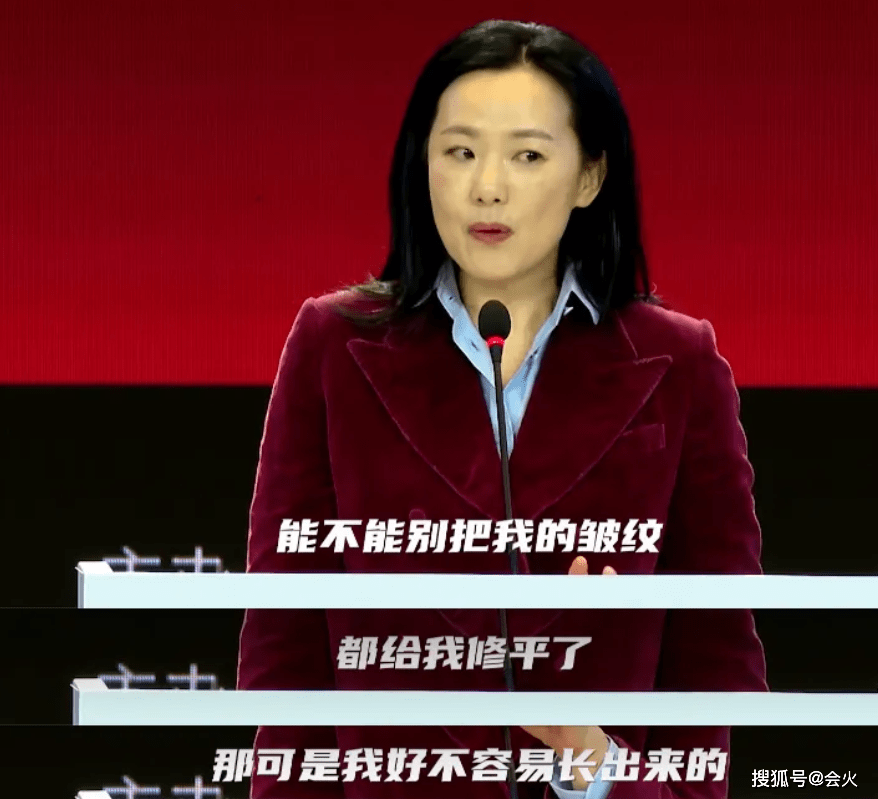 41岁陈冠希与美女路人合影!鬓角发白法令纹明显