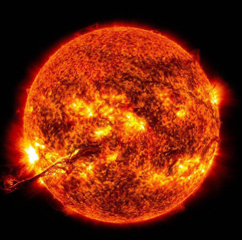 太阳已经燃烧46亿年每秒可消耗420万吨物质依旧可以发光发热