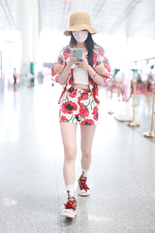 宋轶真会博人眼球,日常穿得简单但花色吸引人,花花绿绿的好别致_套装