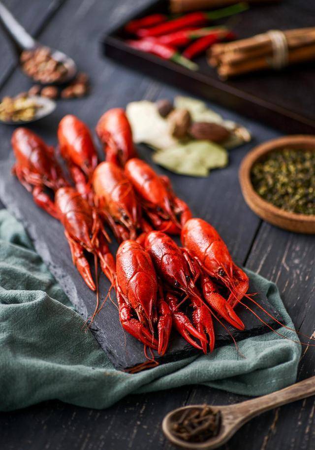 小龙虾的禁忌1,首先我们要尽量的是体质比较容易过敏的,人们是不能吃