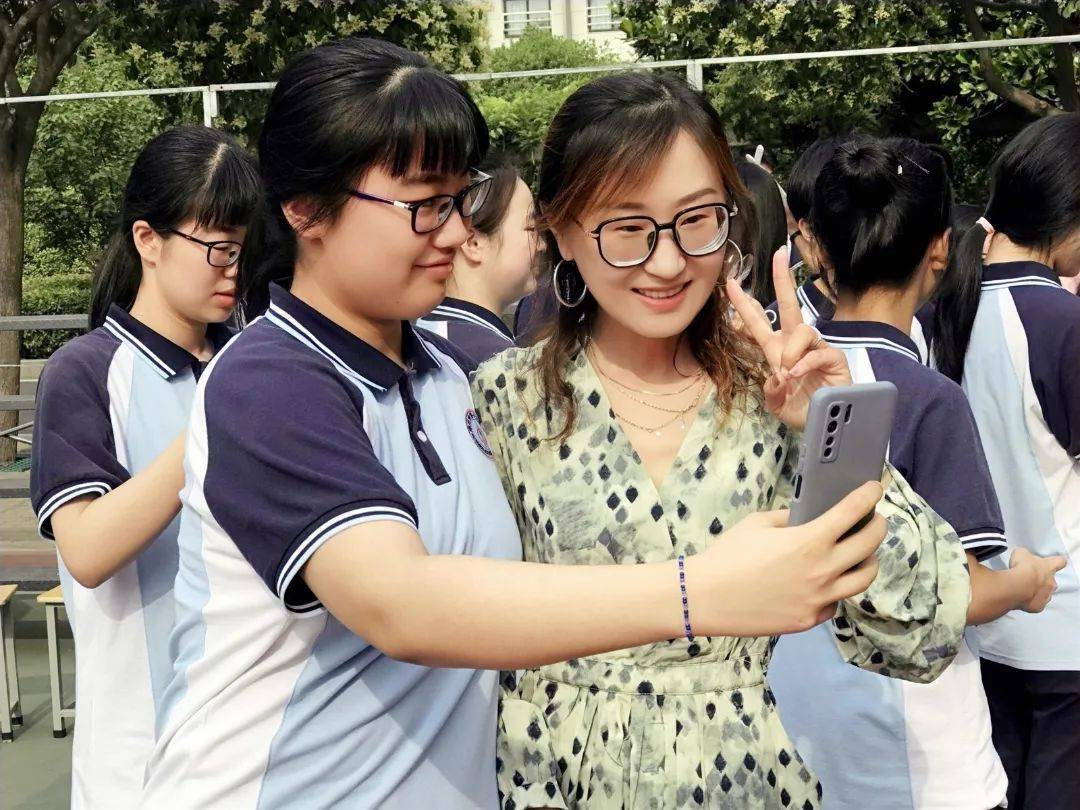 2022届高三毕业合影祝福同学们下一站更幸福