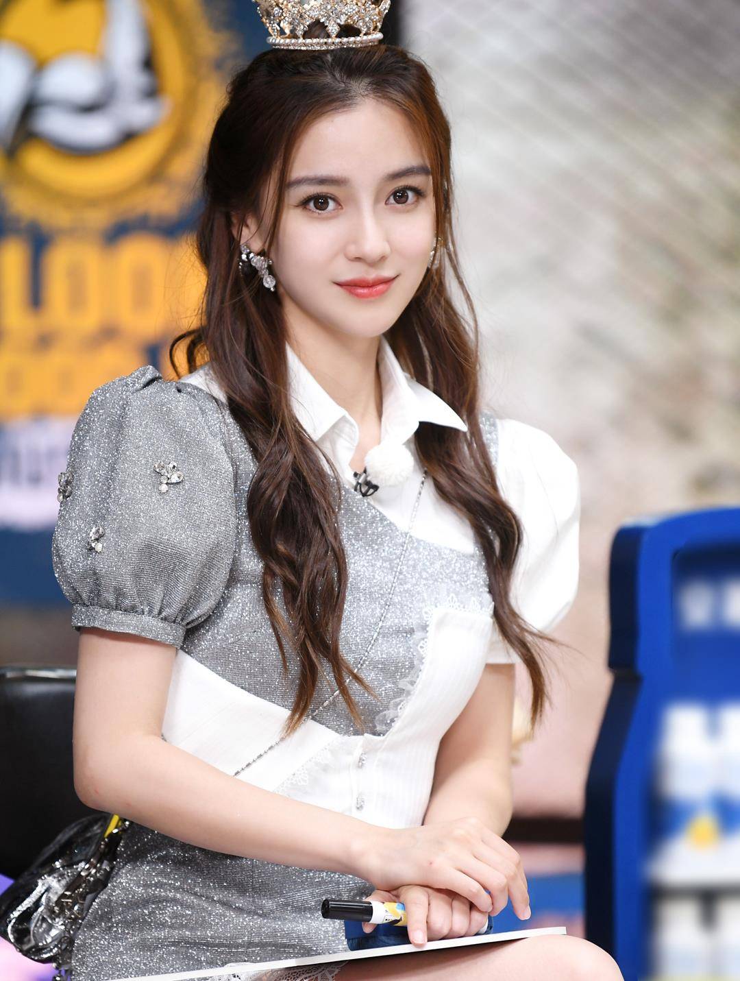 原创angelababy皇冠造型亮相手拿权杖笑容甜美变小公主