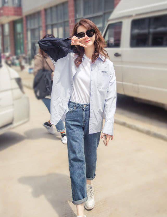 休闲还时髦,个性拼接衬衫内搭白色t恤,下穿蓝色牛仔裤,很是和这久外出