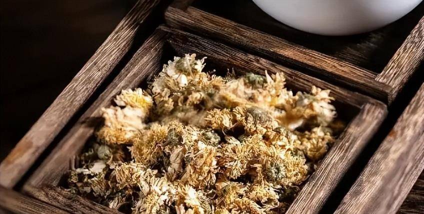 原创过了50岁后爱喝菊花茶的牢记2喝3不喝清爽甘甜不燥热