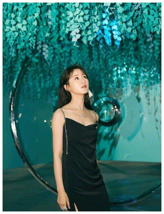 剧中曾饰演张艺兴老婆如今修身裙都能穿出皱纹彻底酸