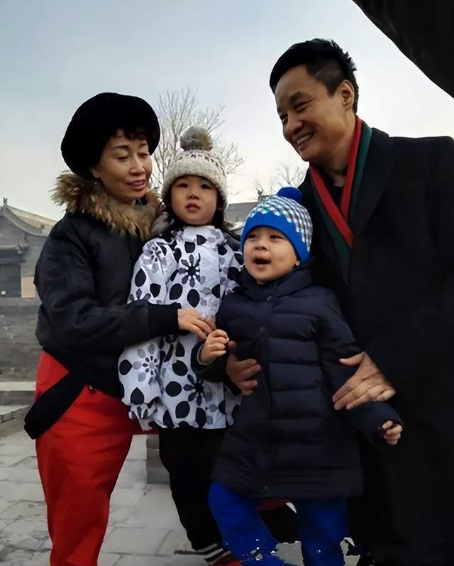 阎维文妻子近照罕有曝光!身形消瘦惹人心疼