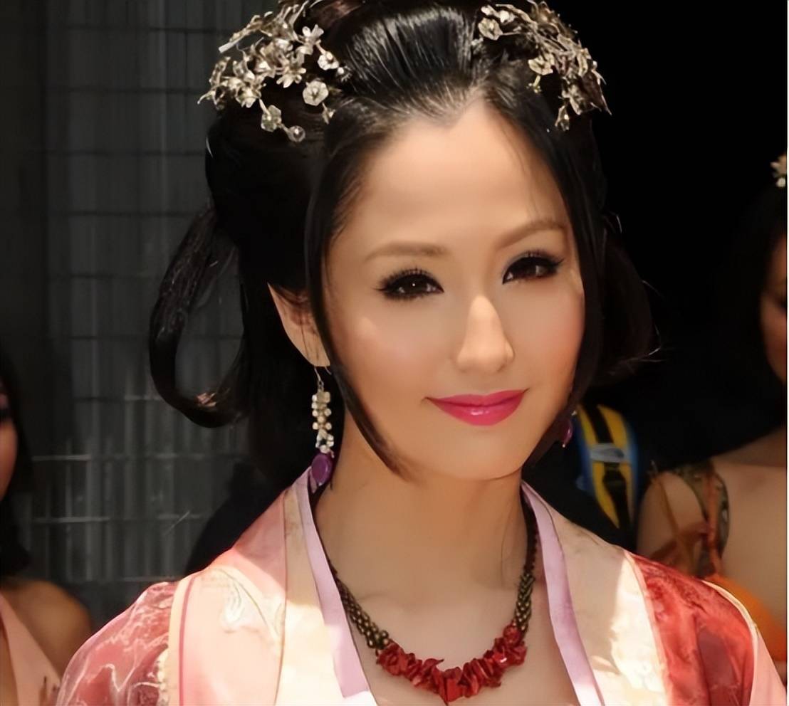 32岁女神蓝燕在健身房热舞,身材似18岁少女,遭质疑变脸认不出_唐季礼