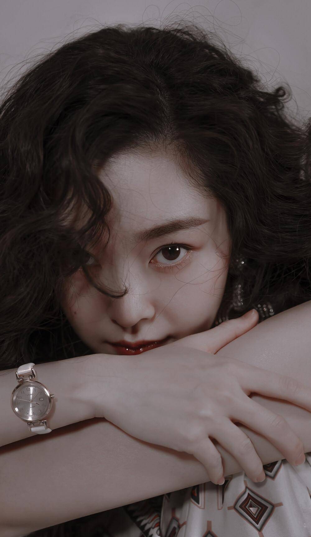 原创宋轶蓬松羊毛卷发型充满气质搭配高时尚黑裙变身复古时尚女王