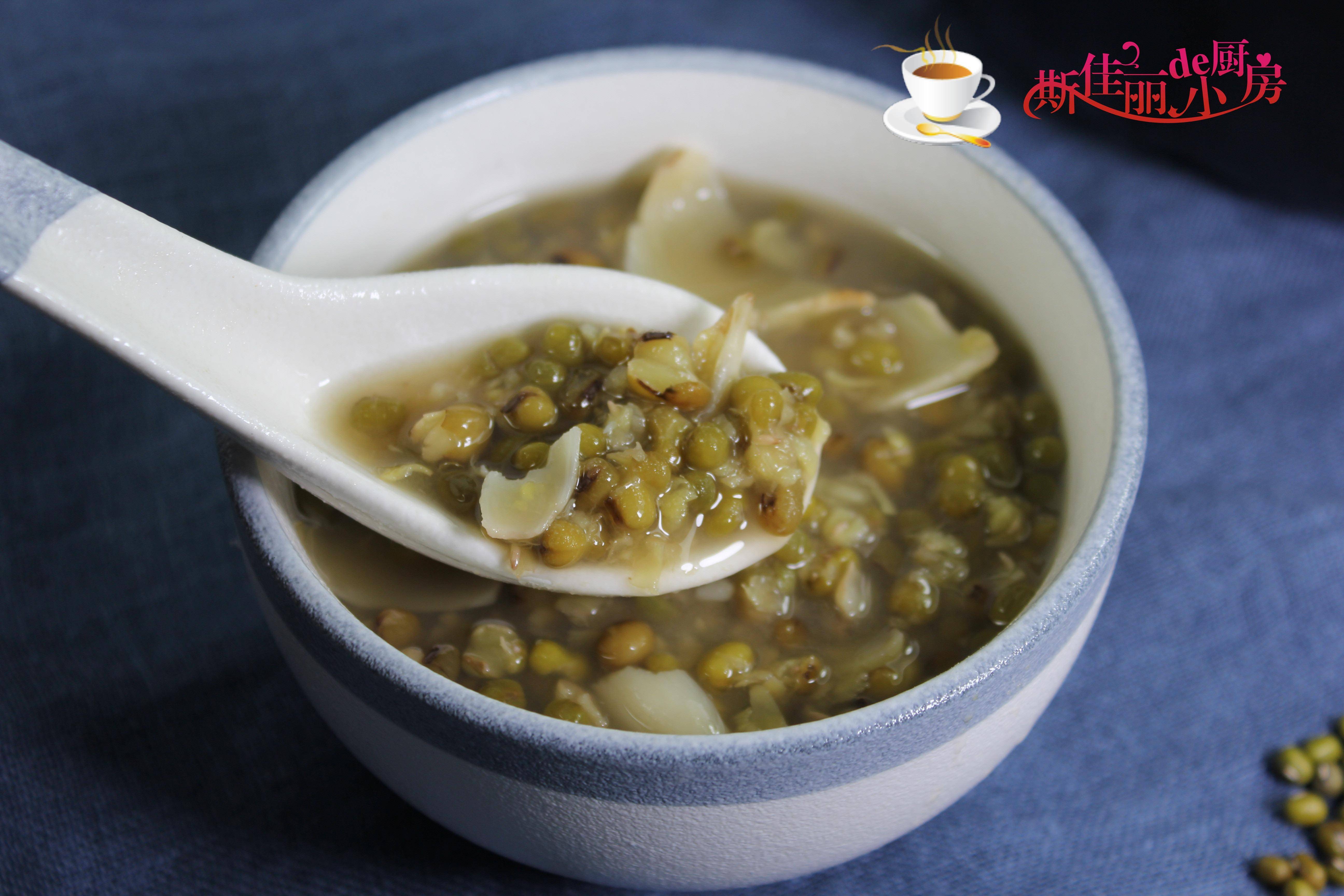 绿豆 百合 冰糖制作: 将绿豆清洗干净后加入少许水与绿豆持平,啡腚