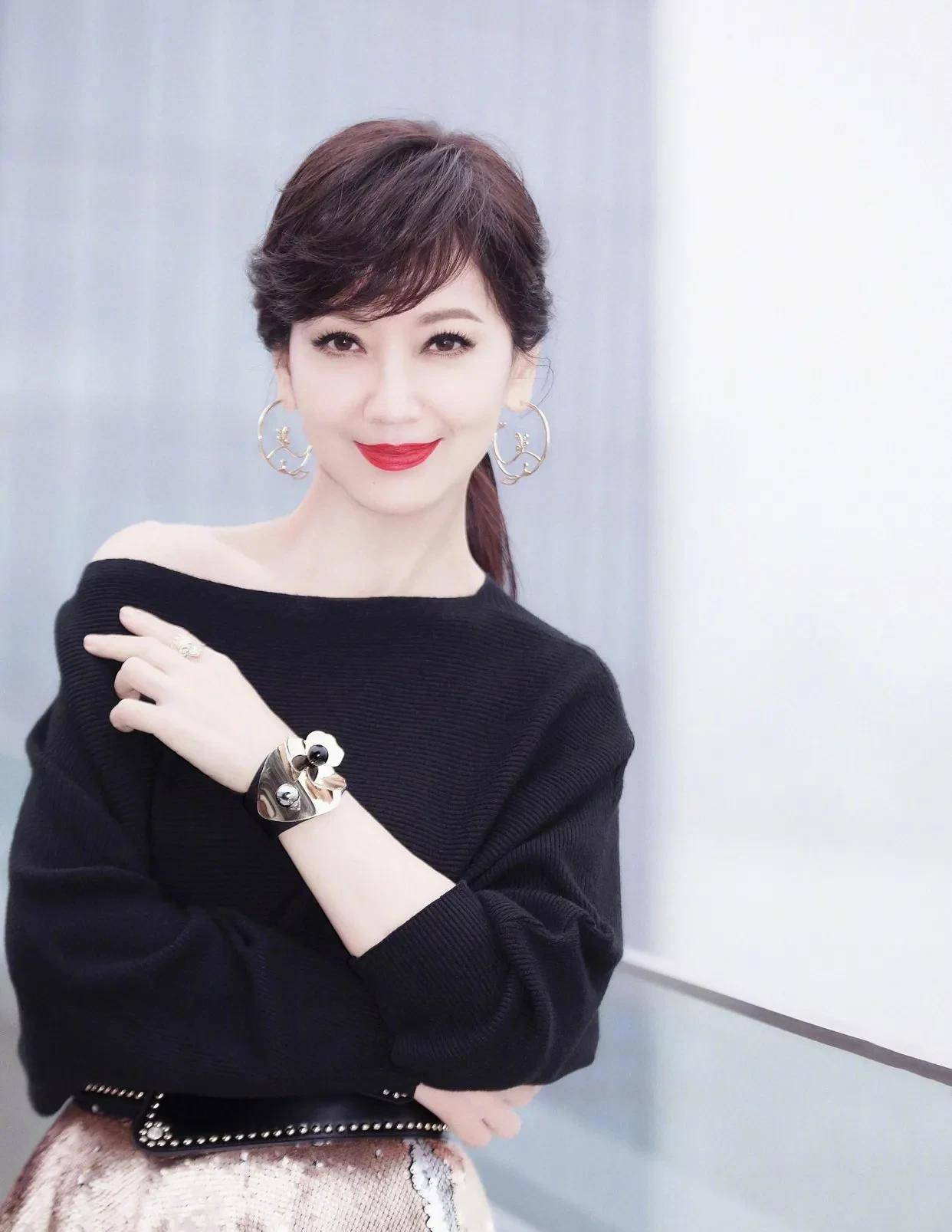 现在六十多岁的赵雅芝的状态仍然保持的相当好.真是冻龄女神.