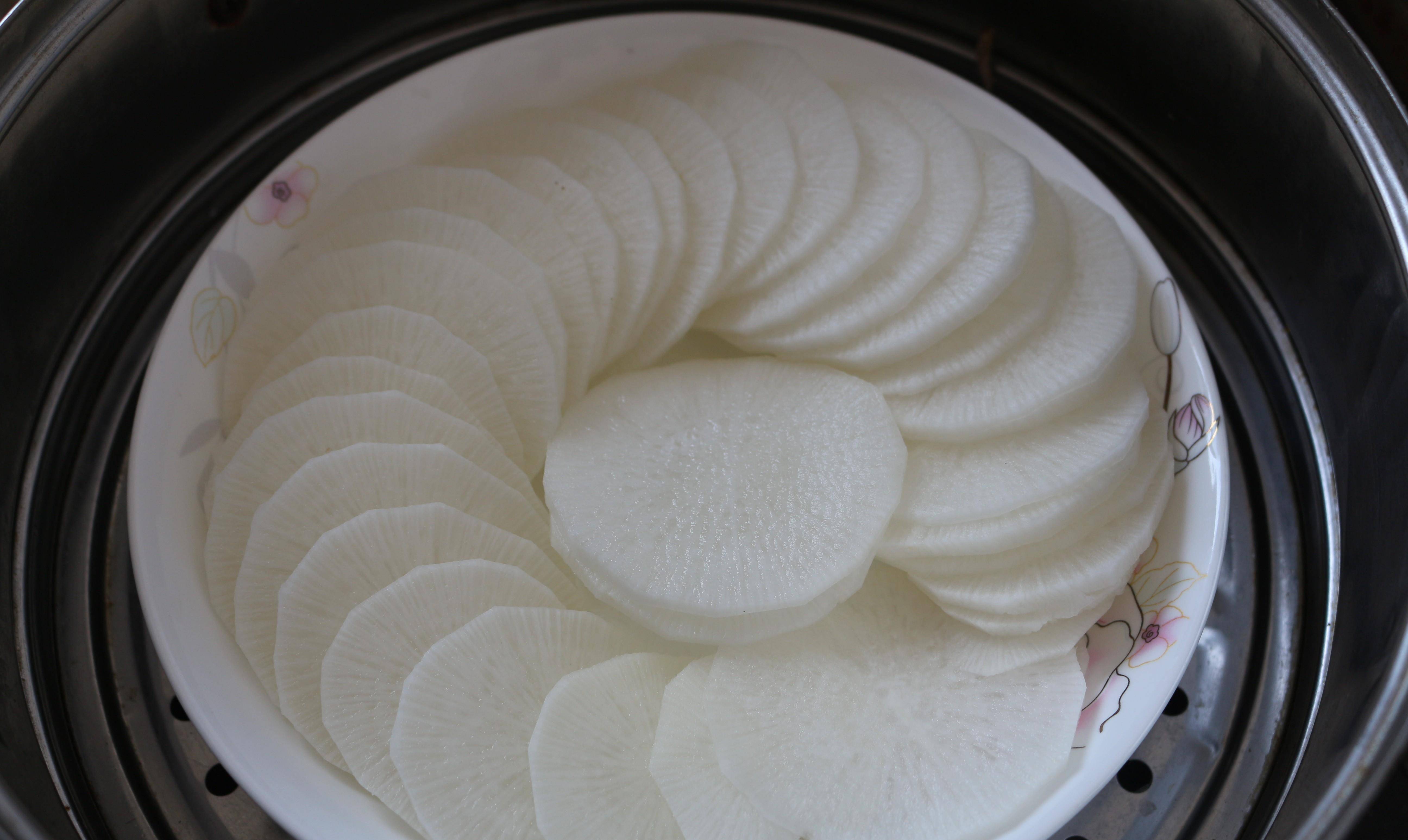 (顺着一个方向摆,这样更美观一些)切好白萝卜片摆盘步骤三:摆盘(厚度